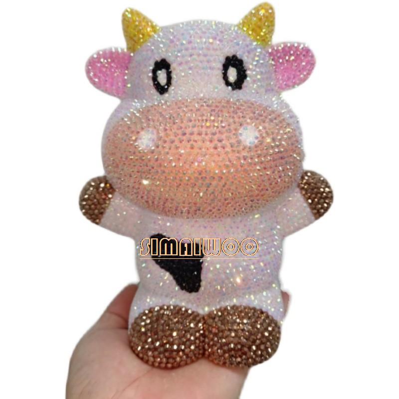 Home Decor Exhibition - พลอยเทียมศิลปะตุ๊กตาวัวของเล่นเก็บเหรียญอุปกรณ์ตกแต่งห้องเด็กรูปปั้นโมเสกงานฝีมือคริสตัลงานปักครอสติชของขวัญสุดหรู